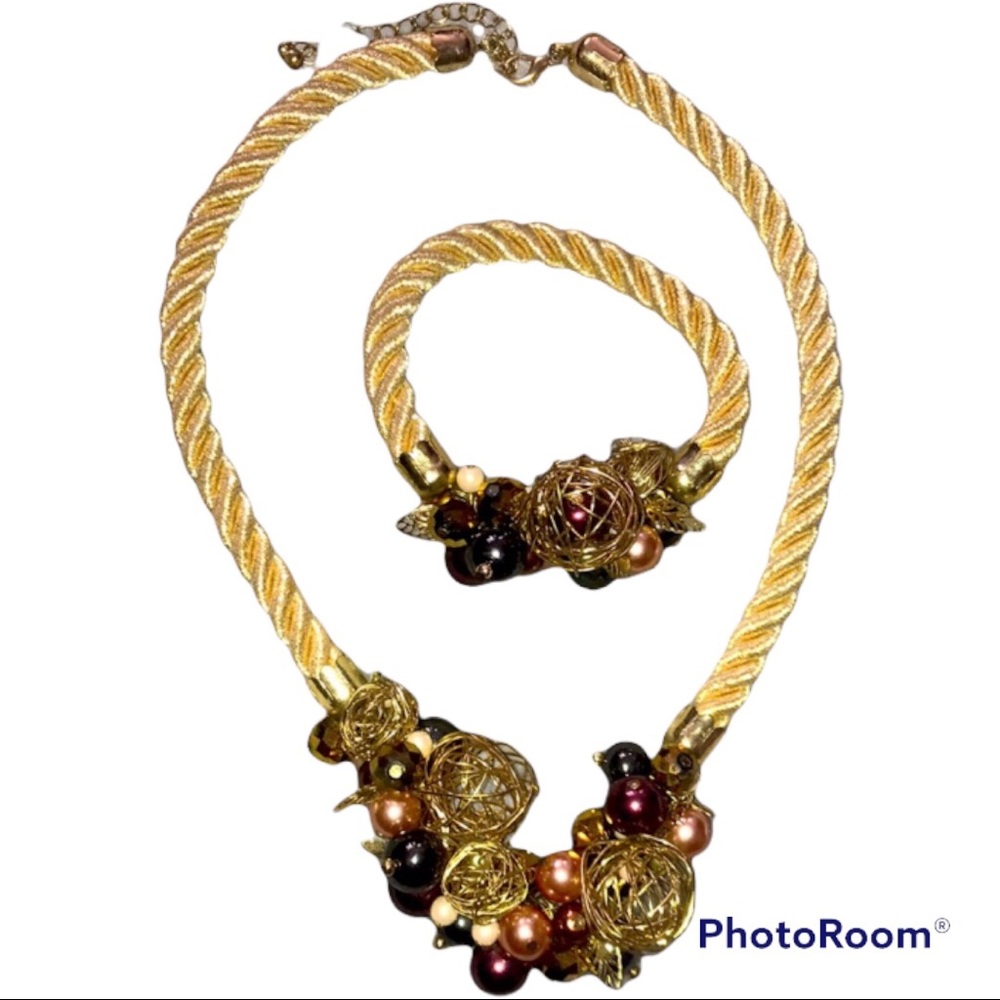 Beautiful necklace set and bracelet